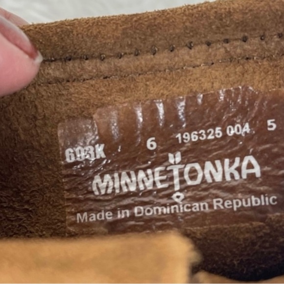 Minnetonka Hello Kitty Limited Edition Booties Brown Suede Leather NWT SZ 6 Rare - Picture 7 of 8